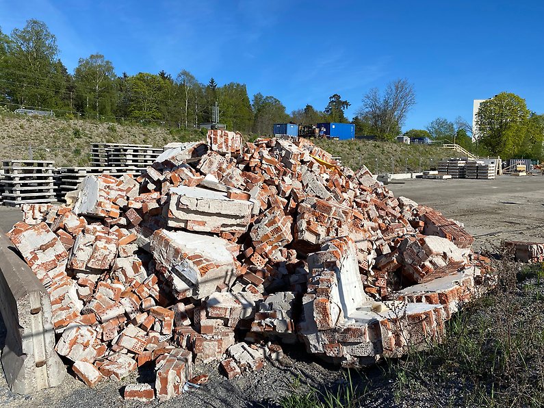 hög med tegel
