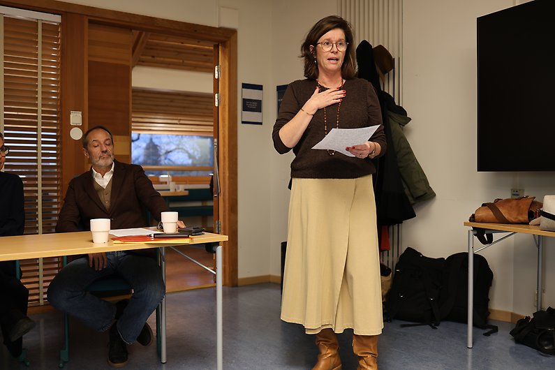 Pernilla Leviner, professor i offentlig rätt och dekan vid Juridiska fakulteten, presenterar.