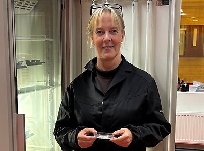 Hanna Johannesson med petriskål i svamplabbet på Institutionen för ekologi, miljö och botanik.